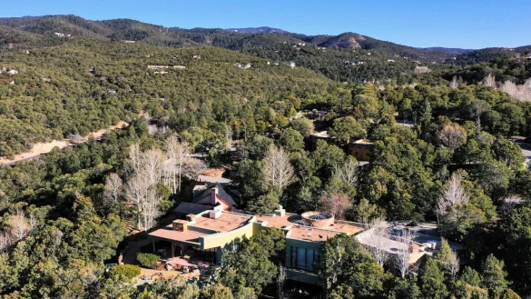 Die Leichen wurden in Hackmans Anwesen in Santa Fe gefunden. - © Roberto E. Rosales/AP/dpa