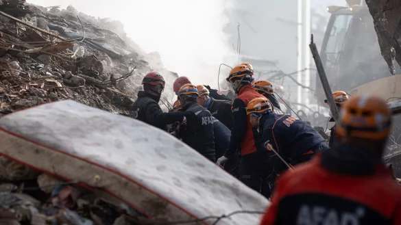 Aus noch ungeklärter Ursache stürzte ein vierstöckiges Wohngebäude in der Provinz Konya ein. - © Ugur Yildirim//DIA Photo/AP/dpa
