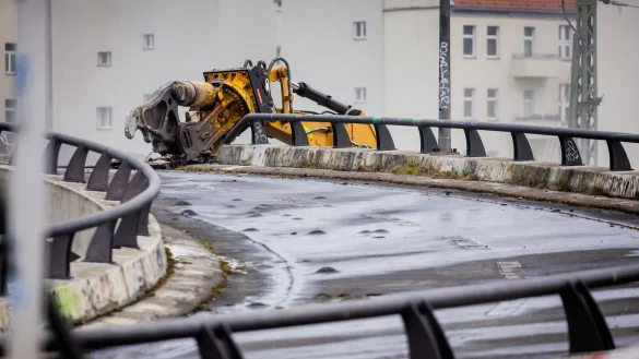 Ein bekanntes Beispiel: Die strapazierte Ringbahnbrücke auf der A100 war nicht mehr zu retten. (Archivbild) - © Christoph Soeder/dpa