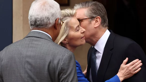 Fünf Jahre nach dem Brexit kommen sich die EU und Großbritannien wieder näher. - © Henry Nicholls/Pool AFP/AP/dpa