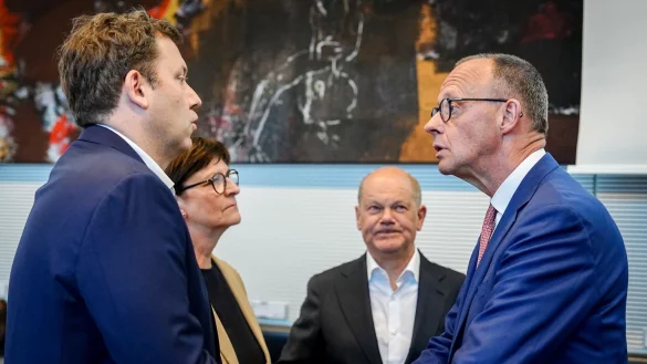 Merz besuchte am Abend vor der Kanzler-Wahl die SPD-Fraktion. - © Kay Nietfeld/dpa