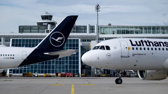 Flugzeuge der Lufthansa am Flughafen München auf dem Rollfeld. (Symbolbild) - © Sven Hoppe/dpa