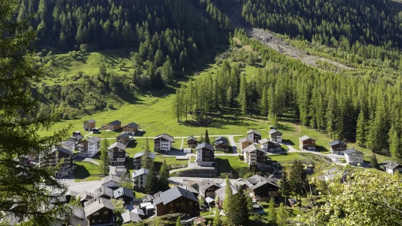 Alle 300 Bewohner mussten ihre Häuser verlassen. - © Cyril Zingaro/KEYSTONE/dpa