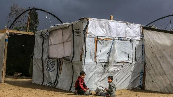 Viele Palästinenser leben im Gazastreifen in Zelten, die kaum Schutz gegen Kälte bieten. (Archivbild) - © Abed Rahim Khatib/dpa