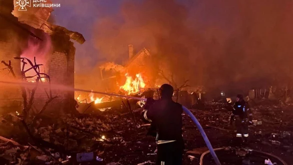 Die russischen Streitkräfte hatten das Nachbarland schon in den Nächten auf Samstag und Sonntag mit Raketen, Marschflugkörpern und Hunderten Drohnen massiv bombardiert. - © Uncredited/Ukrainian Emergency Service/AP/dpa