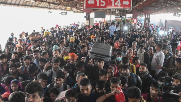 Auf dem Bahnhof von Neu-Delhi herrschte dichtes Gedr&auml;nge, als es zu der Massenpanik gekommen war. - &copy; UNI/Handout/Xinhua/dpa