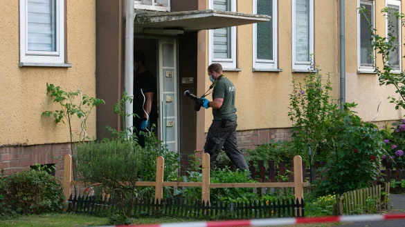 Die Polizei Dormagen fand am Freitagnachmittag in einer Wohnung eine 37-jährige Tote. - © Vincent Kempf/dpa