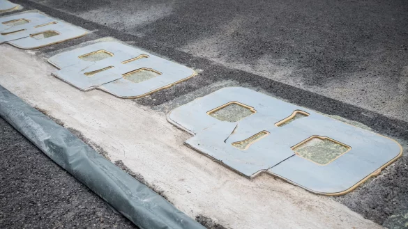 Ladespulen f&uuml;r Elektroautos auf der Autobahn. Die Autobahn GmbH des Bundes testet eine israelische Technologie. - &copy; Daniel Vogl/dpa