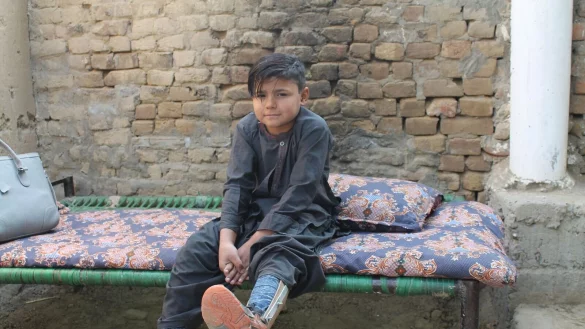 Abid trägt eine Schiene, seit er sich mit Polio infiziert hat. - © Nabila Lalee/dpa