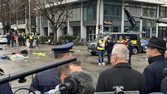 Kurz nach der Tat sind die Politiker vor Ort. - © Christoph Trost/dpa