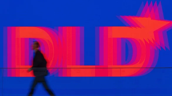 Der Münchner Informatiker Björn Ommer verglich auf der Digitalkonferenz DLD den aktuellen Stand der KI mit dem Start der Fließbandproduktion durch Henry Ford vor über 100 Jahren. - © Peter Kneffel/dpa