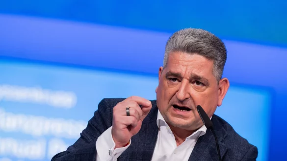 Einmal im Jahr stellen sich Vorstand und Aufsichtsrat den Fragen der Aktionäre. Beim Industriekonzern Thyssenkrupp fand die sogenannte Hauptversammlung in diesem Jahr im Internet statt. (Archivbild) - © Rolf Vennenbernd/dpa