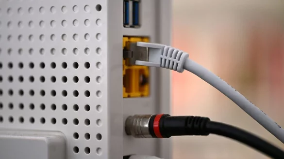 Ein LAN-Kabel in einem Router - mancherorts sind die Internetverbindungen besser geworden. - &copy; Wolf von Dewitz/dpa