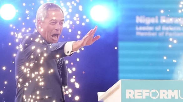 Farage wird von seinen Anhängern gefeiert wie ein Star. - © Jacob King/PA Wire/dpa