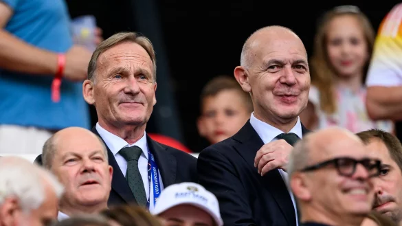 Die Top-Funktionäre Watzke (l.) und Neuendorf (r.) gehören für eine weitere Amtszeit den internationalen Fußball-Gremien an. - © Tom Weller/dpa