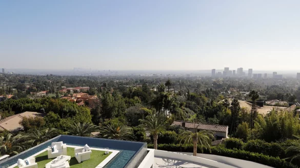 Sondersteuern auf Luxusimmobilien? Die Linke orientiert sich am Vorbild Los Angeles. (Archivbild) - &copy; Jae C. Hong/AP/dpa