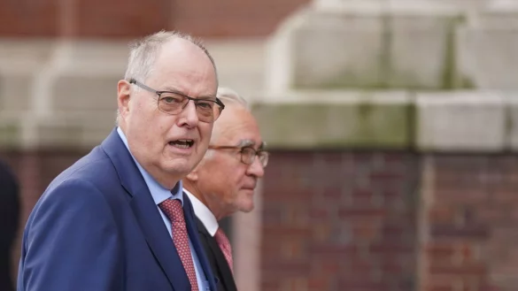 Der ehemalige Bundesfinanzminister Peer Steinbrück (SPD) hält das geplante enorme Finanzpaket von Union und SPD für Verteidigung und Infrastruktur für richtig. (Archivbild) - © Marcus Brandt/dpa