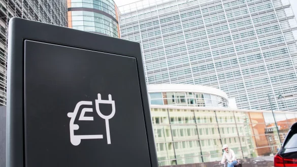 Eine Studie sieht die europ&auml;ische Autoindustrie auf gutem Weg zu mehr Elektromobilit&auml;t und warnt vor den Auswirkungen durch Verz&ouml;gerungen. (Archivbild) - &copy; Alicia Windzio/dpa