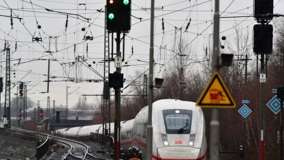 In Deutschland können Zugreisende künftig mit einem besseren Mobilfunk-Empfang rechnen. - © Soeren Stache/dpa