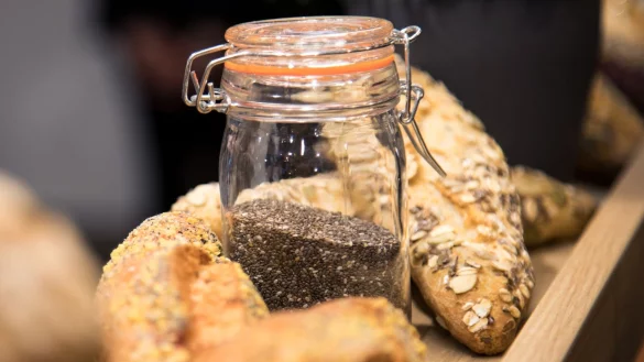 Für vegane Teige bieten sich Chia-Samen als Ei-Ersatz an. - © Christin Klose/dpa-tmn