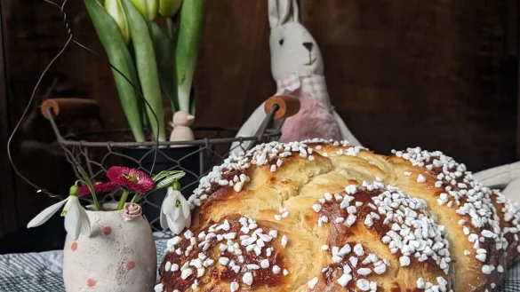 Ein luftiger Hefezopf, reichlich mit Hagelzucker bestreut, darf an Ostern nicht fehlen. - © Doreen Hassek/hauptstadtkueche.blogspot.com/dpa-tmn