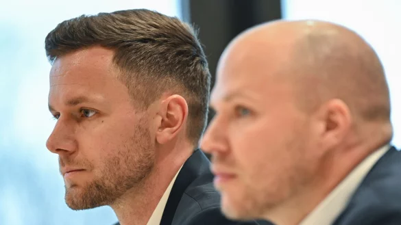 Berichten als Zeugen von den Folgen des Feuerzeugwurfs: Torwart Patrick Drewes und Teamarzt Mark Sandfort - © Arne Dedert/dpa