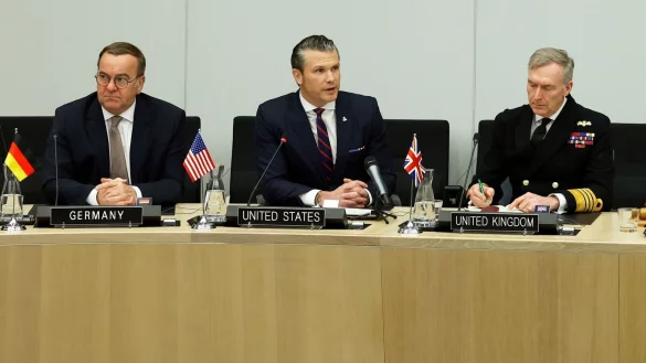 Der deutsche Verteidigungsminister Boris Pistorius (l) und die anderen Alliierten müssen nun auf die Ansagen von Pete Hegseth reagieren. - © Omar Havana/AP/dpa