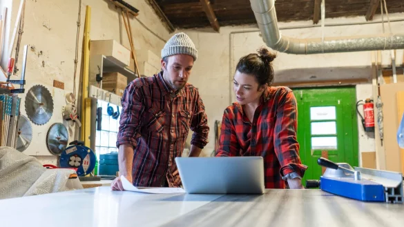 Manche Paare k&ouml;nnen nicht mal gemeinsam in der K&uuml;che stehen - andere teilen sich nicht nur Privat-, sondern auch Berufsleben. - &copy; Robijn Page/Westend61/dpa-tmn