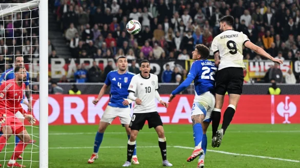 Tim Kleindienst (r) köpft das Tor zum 3:0. - © Federico Gambarini/dpa