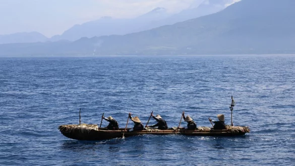 Forscher paddeln mit einem selbstgebauten Kanu &uuml;ber das Wasser. - &copy; Yousuke Kaifu/dpa