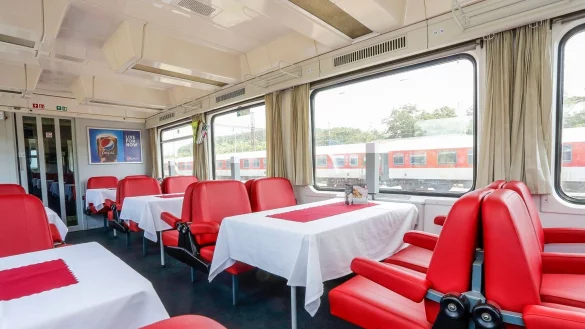 Schnitzel und andere Speisen wurden bislang noch an Bord zubereitet. - © ?eské Dráhy/dpa