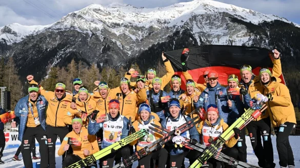 Die deutsche Mannschaft feiert den gelungenen WM-Auftakt. - © Martin Schutt/dpa