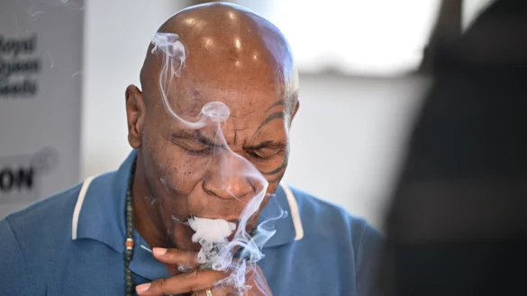 Box-Ikone und Cannabis-Unternehmer Mike Tyson raucht an einem Stand der Cannabis-Messe Mary Jane einen Joint. - &copy; Sebastian Gollnow/dpa