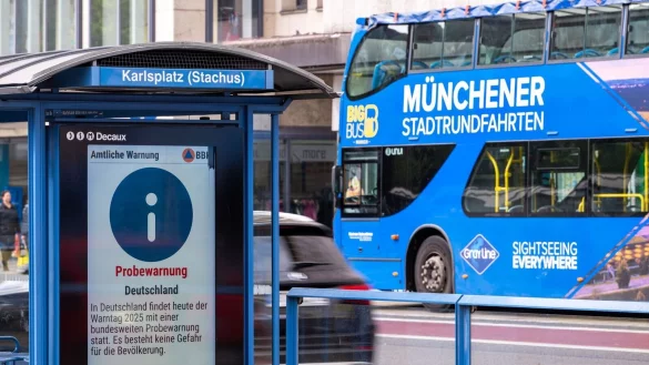 Anzeigetafeln sind Teil des sogenannten Warnmittel-Mix, der sicherstellen soll, dass möglichst jeder eine Warnung erhält. - © Leonie Asendorpf/dpa