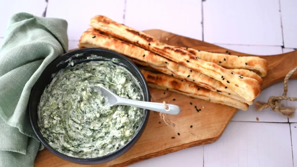 Dieser Dip punktet mit cremigem Feta-Joghurt und reichlich Grün: Spinat, Dill und Frühlingszwiebeln sorgen für Biss und Würze. - © Julia Uehren/loeffelgenuss.de/dpa-tmn