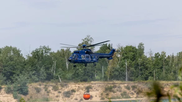 Seit Tagen läuft der Einsatz gegen den Waldbrand auf dem ehemaligen Truppenübungsplatz. - © Daniel Wagner/dpa