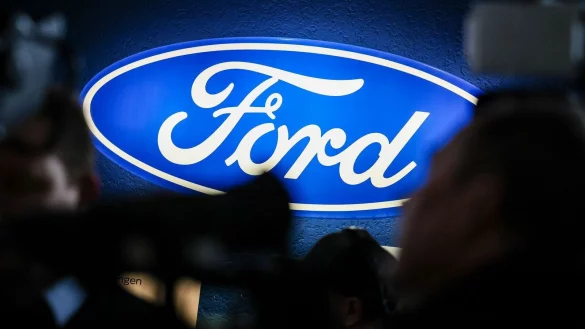 Das Ford-Logo im strahlenden Blau. Die Gegenwart sieht düster aus bei Ford Deutschland. - © Christoph Reichwein/dpa