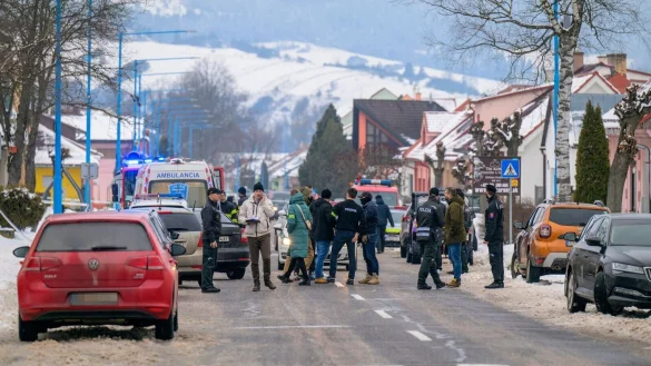 Rettungskr&auml;fte und Polizisten eilten zu dem Gymnasium, in dem mutma&szlig;lich ein Sch&uuml;ler zwei Menschen get&ouml;tet haben soll. - &copy; Veronika Mihalikov&aacute;/TASR/dpa