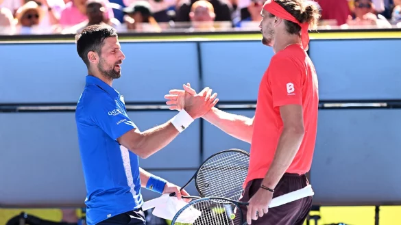 Nach dem verlorenen ersten Satz gratulierte Novak Djokovic (l) Alexander Zverev. - © James Ross/AAP/dpa