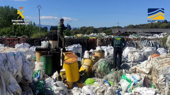 Es geht um mindestens 41.000 Tonnen Plastikmüll. (Foto Handout) - © --/Guardia Civil /dpa