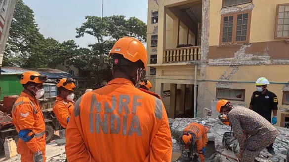 Rettungskräfte bergen nach dem Erdbeben in Südostasien eine Leiche aus einem buddhistischen Kloster in Myanmar. - © Thein Zaw/AP/dpa