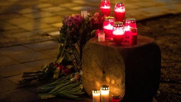 Menschen haben Kerzen aufgestellt. - © Tizian Gerbing/dpa