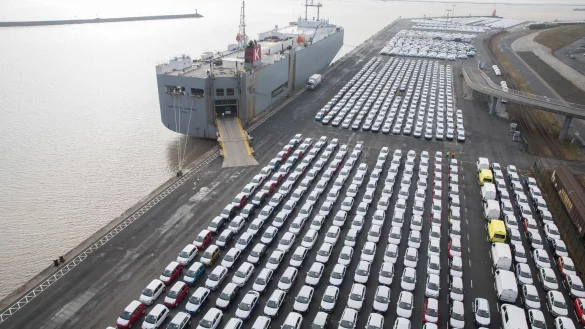 Fahrzeuge des VW-Konzerns vor der Verschiffung. Niedersachsen gehört zu den am härtesten betroffenen Ländern. (Archivbild) - © Jörg Sarbach/dpa