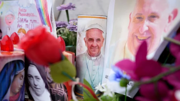 Seit mehr als anderthalb Wochen wird Papst Franziskus in einem Krankenhaus behandelt. - © Alessandra Tarantino/AP/dpa