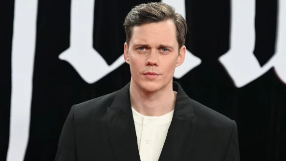 Schauspieler Bill Skarsg&aring;rd bei der Premiere des Films &laquo;Nosferatu - Der Untote&raquo; im Dezember in Berlin. (Archivbild) - &copy; Jens Kalaene/dpa