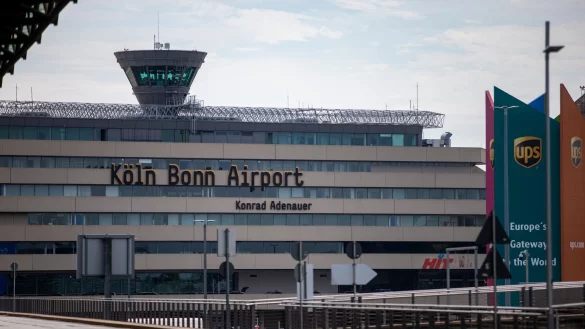 Eine Frau im Rentenalter hat am Flughafen Köln/Bonn Potenzhonig geschmuggelt. (Archivbild) - © Thomas Banneyer/dpa