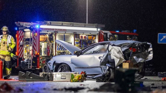 In einem Kleinwagen starben zwei Menschen, nachdem ein Wagen von hinten aufgefahren war. - © WTVnews_Duisburg/dpa
