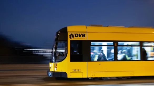 In der Dresdner Neustadt kam es in der Nacht zu Sonntag in einer Stra&szlig;enbahn zu einem Messerangriff. (Symbolfoto) - &copy; Sebastian Kahnert/dpa