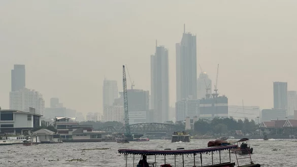 Die Behörden haben die Bevölkerung aufgerufen, sich wegen des Smogs möglichst wenig im Freien aufzuhalten. - © Peter Kneffel/dpa