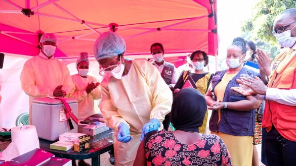 Noch gibt es keinen zugelassenen Impfstoff gegen die gefährliche Sudan-Variante von Ebola. (Archivbild) - © Hajarah Nalwadda/XinHua/dpa